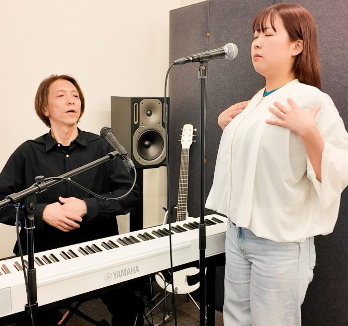 身体の状態を確認しながら行うナチュラルボイストレーニングの個人レッスン